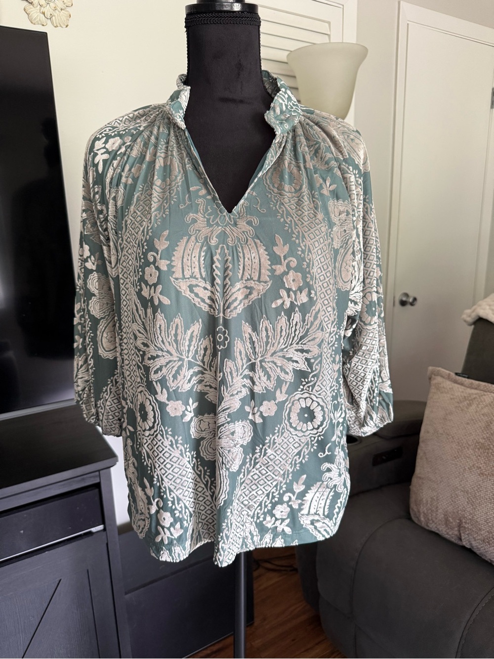 UMGEE Women's Green Floral Paisley V-Neck Blouse